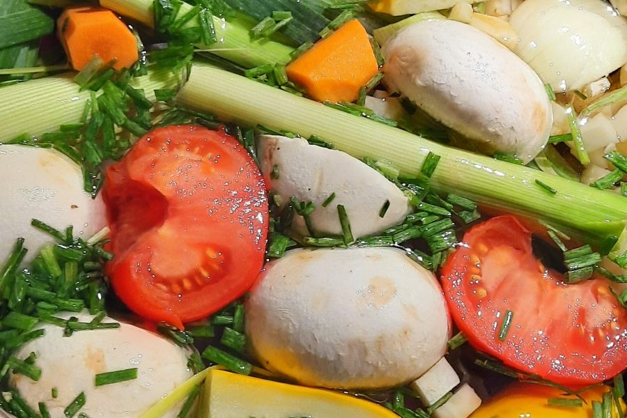 Bunte Gemüsemischung mit Tomaten, Pilzen, Karotten und Kräutern.